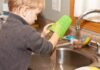 Crianças que ajudam nas tarefas domésticas