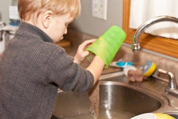 Crianças que ajudam nas tarefas domésticas