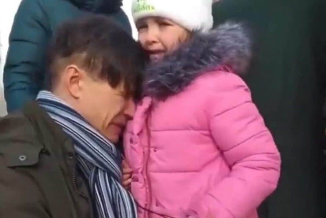 pai ucraniano despede-se filha