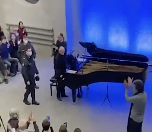 Polícia russa trava concerto pianista