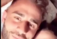 Carlos Costa mostra-se feliz na cama com o namorado