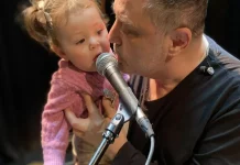 Filha de Jorge Fernando encanta ao cantar